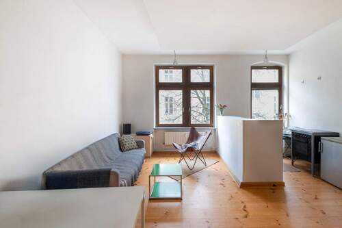 Wohn- und Kochbereich - Helles & kompaktes Studio-Apartment in denkmalgeschütztem Stuckaltbau