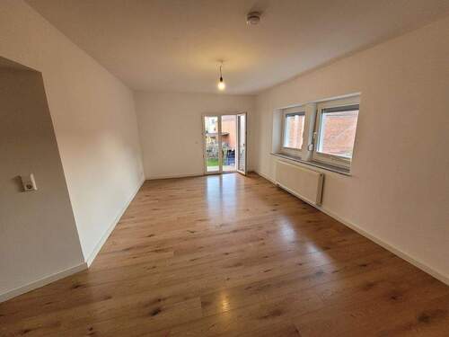 Wohn- und Esszimmer - Gepflegte 3 Zimmer mit Einbauküche - in ruhiger Lage und sofort beziehbar!