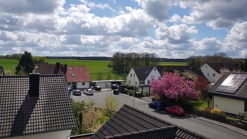 Aussicht - Helle 4-Zi-Whg., ca. 98 m² mit überdachten Balkon und Tageslichtbad - nahe Herzogspark