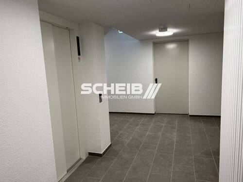 Aufzug zum Keller und Tiefgarage - 