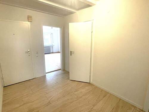 Dielenblick zur Haustür und zum Schlafraum - 