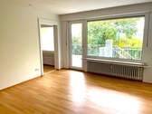 Wohnraum mit platzsparender Schiebetür zur Küche - 