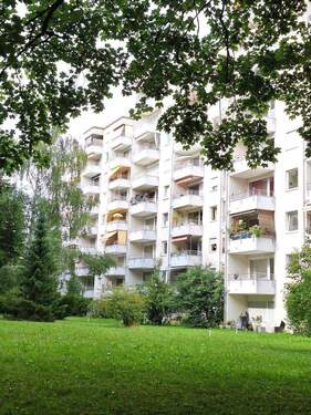 Aussenansicht - Hochwertig komplettsanierte 3-Zi. Erdgeschossterrassenwohnung in München, Fürstenried, am Waldrand