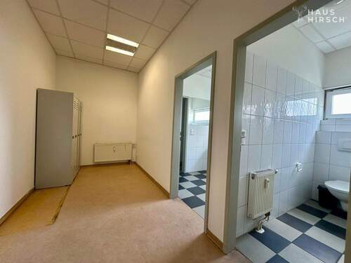 Umkleide, Dusche und WC's - 