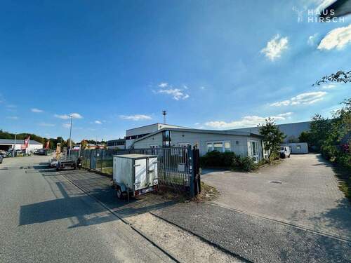 Straßenansicht - Moderne Gewerbeimmobilie für Handel und Produktion mit großem Büro in bester Lage von Schenefeld