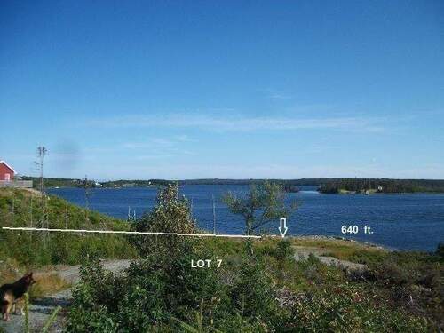 Grundstücksgrenze zum Nachbarn (rotes Haus) - 