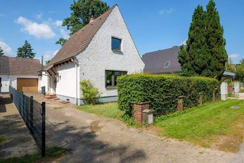 Frontansicht mit Garage - 4 Zimmer Einfamilienhaus zum Kaufen in Norderstedt