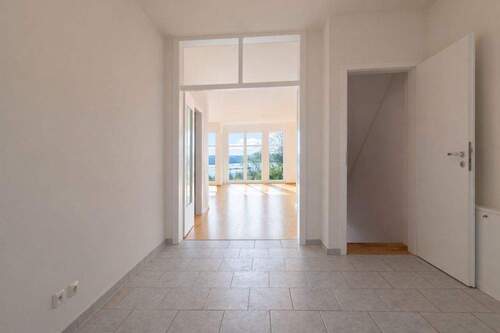 Eingangsbereich mit Zugang zum Wohnbereich und Souterrain - 