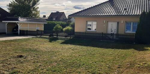 Ansicht mit Carport - 