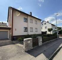 2-Familienhaus mit ausbaufähigem DG, drei Garagen und großzügigem Grundstück - Steinenbronn