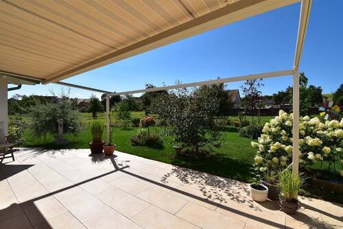 Terrasse mit Pergolamarkise - Wunderbare Aussichten... schicke moderne Bungalow-Wohnebene in Top-Ausstattung!