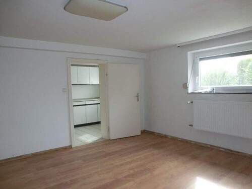Wohnzimmer mit Blick in Küche - 2 Zimmer Etagenwohnung in Niederwerrn