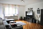 Wohnzimmer mit Zugang zum Balkon - 