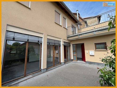 Blick zum Eingang - Einfamilienhaus mit 180,00 m&sup2; in Schwalmstadt zum Kaufen