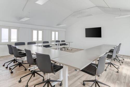 Regus Riva Gulli 5740 Trieste Italy Large Meeting - All-inclusive-Zugang zu professionellen Büroräumen für 10 Personen in Regus Weitblick
