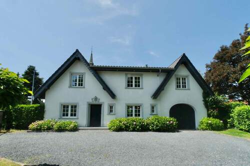 Frontansicht - *reserviert* Repräsentatives Einfamilienhaus mit zeitloser Eleganz