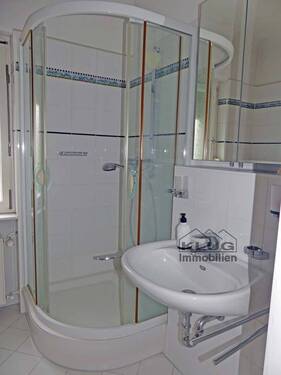 Dusche u. Waschbecken - 