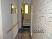 EG Flur mit Blick zu Treppenha - 