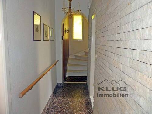 EG Flur mit Blick zu Treppenha - 