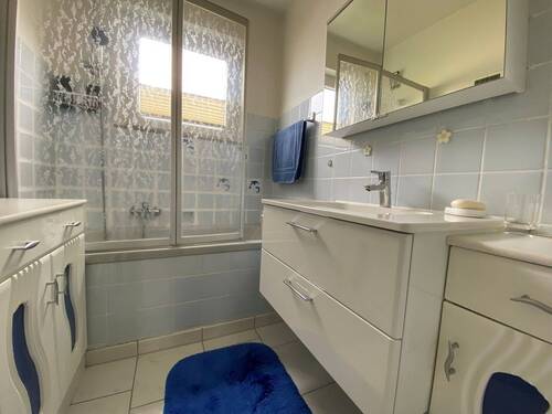 Badezimmer.jpg - Mehrfamilienhaus, Wohnhaus in Stuttgart zum Kaufen