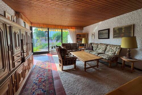 Blick in das Wohnzimmer - 5 Zimmer Doppelhaushälfte zum Kaufen in Dachau