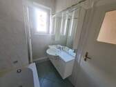 Bad mit Wanne und Dusche - 