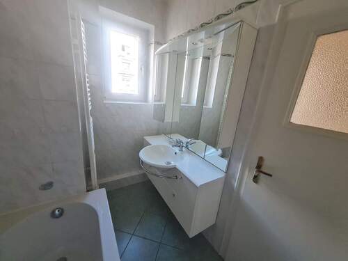 Bad mit Wanne und Dusche - 
