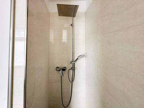 Geräumige Dusche - 