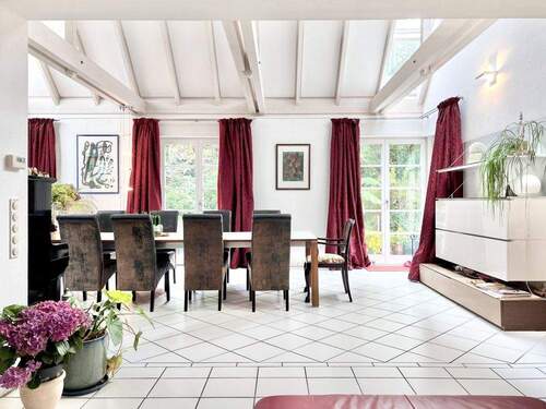 Großes Wohnzimmer mit Loft-Anbau - 