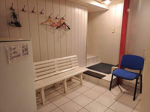 Ankleide mit Kleider Spind - 