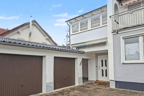 Eingang und Garage - 4 Zimmer Einfamilienhaus in Neuburg an der Donau