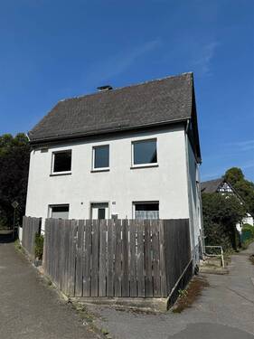 Straßen-Ansicht - 6 Zimmer Mehrfamilienhaus, Wohnhaus zum Kaufen in Olsberg