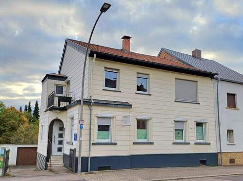 Ansicht mit Eingang und Einfahrt - 