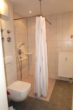 Bad mit Dusche und WC - 