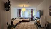 das Wohnzimmer - Geschmackvolle, gepflegte, barrierefreie 5-Zimmer-Wohnung ideal für eine große Familie