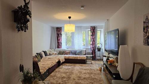 das Wohnzimmer - Geschmackvolle, gepflegte, barrierefreie 5-Zimmer-Wohnung ideal für eine große Familie