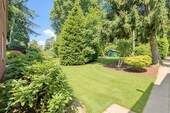 Garten vorderes Grundstück 1.2 - (KI generiert) - Großzügig bauen statt viel Garten pflegen - Süd-Grundstück für ein Einzel- oder Doppelhaus