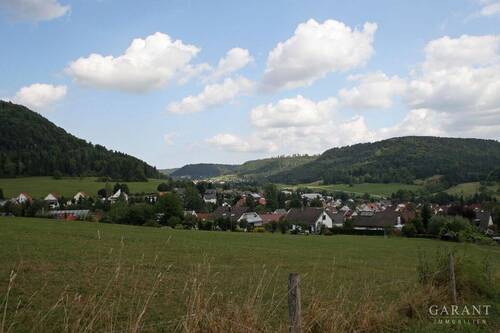 Blick auf den Ort - Grundstück am Ortsrand mit Blick auf den Ort