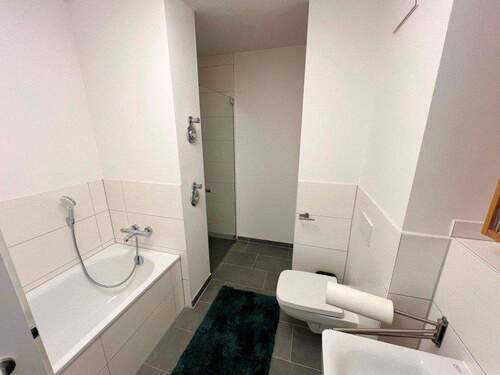 Badezimmer mit Dusche und Badewanne - 