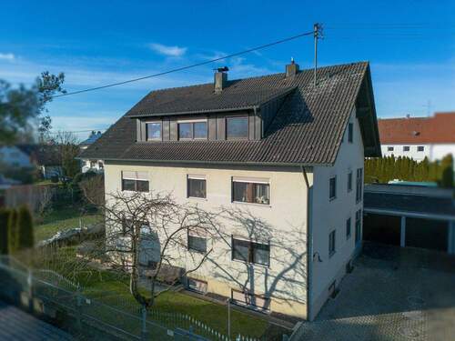 Hausansicht.jpg - Großzügige 5-Zimmer-Wohnung auf zwei Ebenen mit Ofen, Einbauküche, Garage & Stellplatz