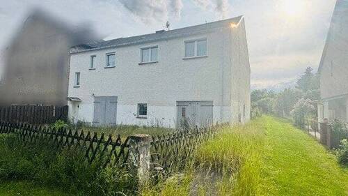 Vorderer Bereich mit Nachbarbebauung - Wohnen auf dem Lande - 40.000,00&nbsp;EUR Kaufpreis, ca.&nbsp; 146,00&nbsp;m&sup2;&nbsp;Wohnfl&auml;che