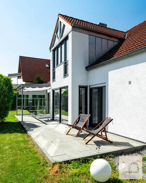 Terrasse Südseite - Großzügiges, helles EFH, 5 ZKB, ca. 150 m² + separate 2 ZKB ca. 49 m², Grund 717 qm, IN-Mailing Süd