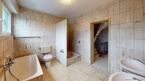 Tageslicht-Badezimmer mit Wanne und Dusche - 4 Zimmer Doppelhaushälfte in Hamm