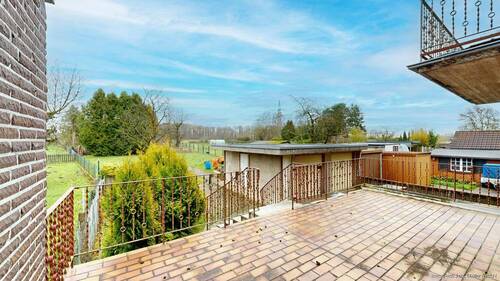 Terrasse mit Blick in den Garten - 