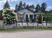 KI-gestützte Farb-Inspiration - Winkelbungalow gehoben und modernisiert, mit Pool direkt an der Briese.