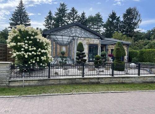 KI-gestützte Farb-Inspiration - Winkelbungalow gehoben und modernisiert, mit Pool direkt an der Briese.