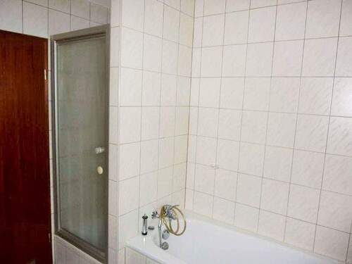 Badezimmer mit Wanne & Dusche - 