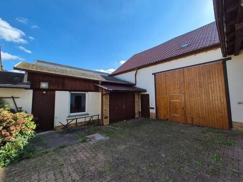 5. Hofansicht Scheune und Garage - 