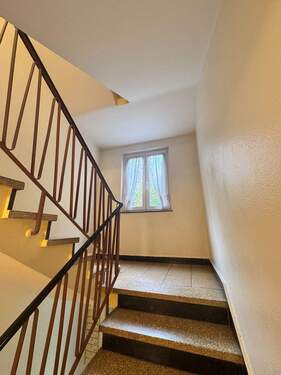 Treppenhaus - 3 Zimmer Etagenwohnung in Pforzheim