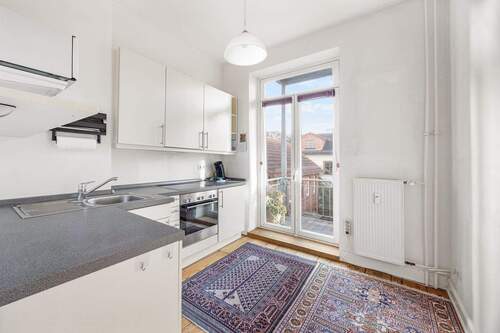 Küche mit Blick in den Innenhof - 